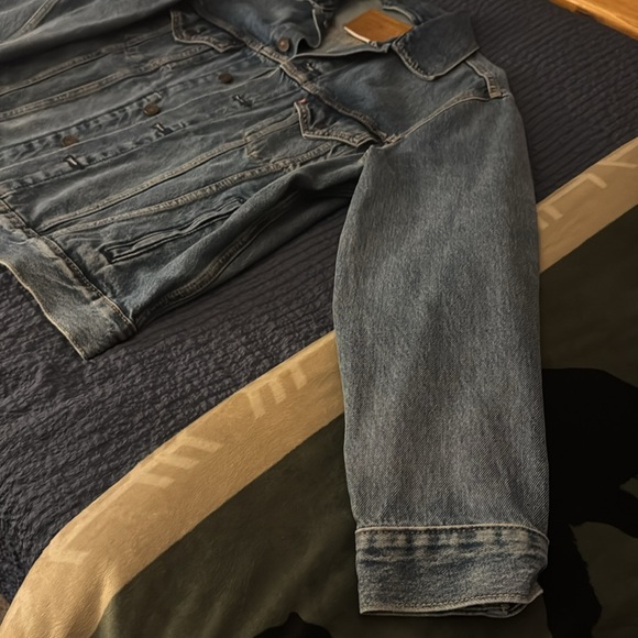 Men’s Levi Jean Jacket - Picture 2 of 6